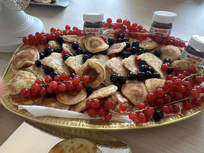 Есенен карнавал, придружен от трапеза с палачинки, се състоя в училище „Васил Левски“ в Хага 