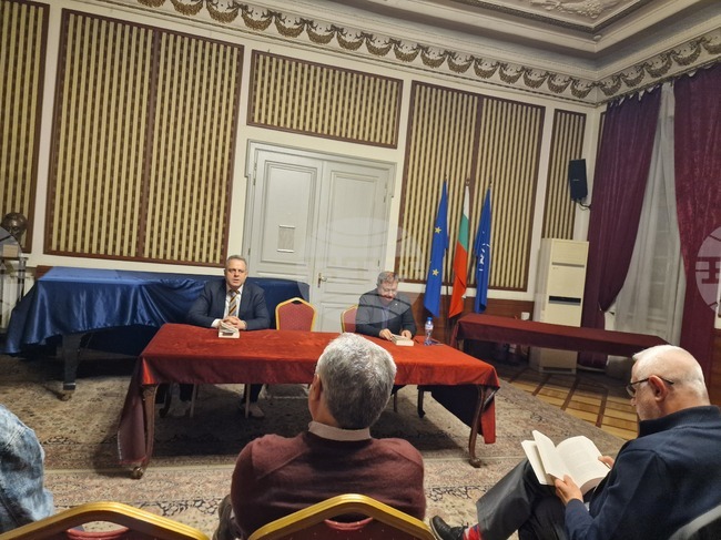 Във Военния клуб в София бе представена книгата „Съединението срещу задкулисието. Политика и памет (1885 – 1998)“ на доц. Стефан Дечев