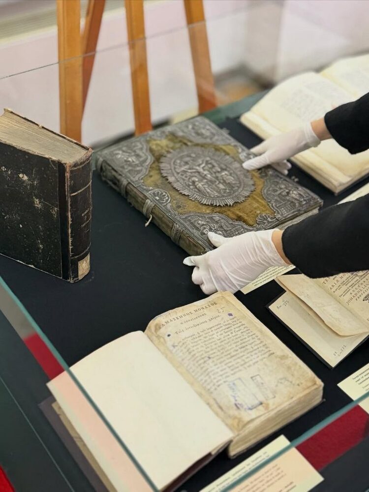 АТА: Изложба на Националната библиотека на Албания представя 100 редки издания на Библията
