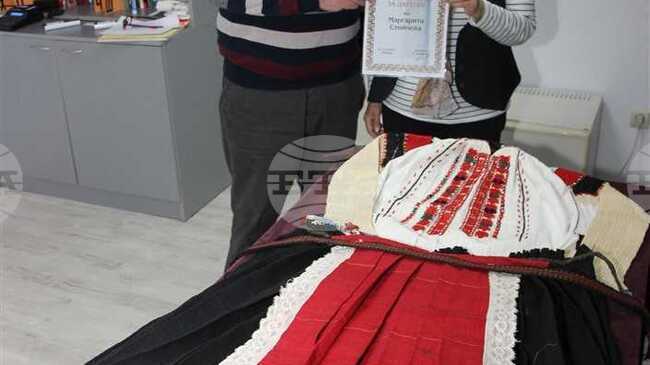 Жителка на село Тетово дари на музея в Разград хърцойска носия