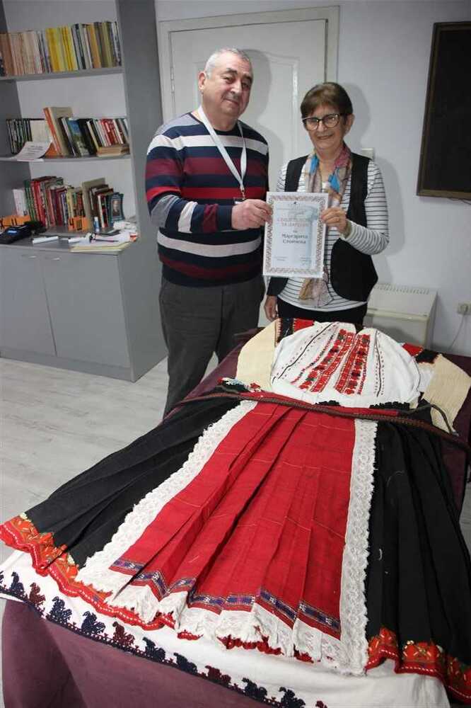 Жителка на село Тетово дари на музея в Разград хърцойска носия