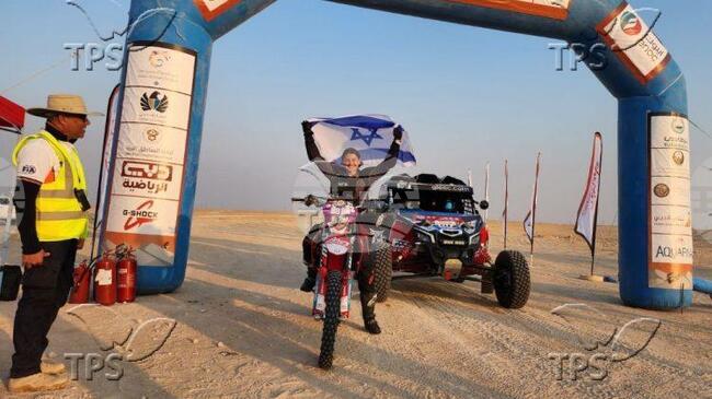 ТПС: Израелска офроуд звезда тренира в пясъчните дюни на ОАЕ в преследване на мечтата за рали "Дакар"