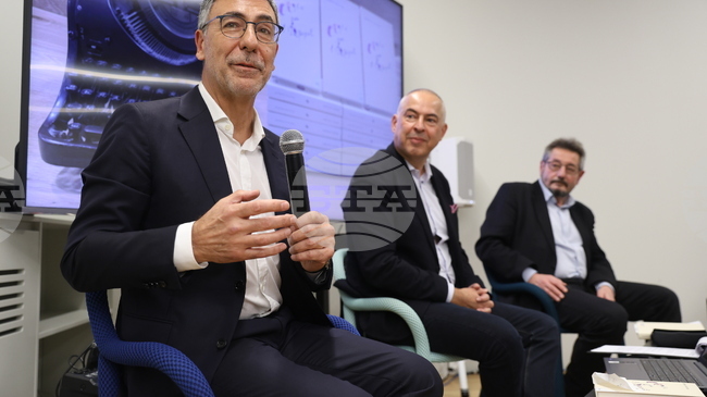 Романът „Седем дни в Парория“ на проф. Даниел Вълчев е книга, която се чете с истинско удоволствие, каза журналистът Бойко Василев