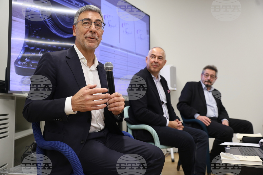 Романът „Седем дни в Парория“ на проф. Даниел Вълчев е книга, която се чете с истинско удоволствие, каза журналистът Бойко Василев