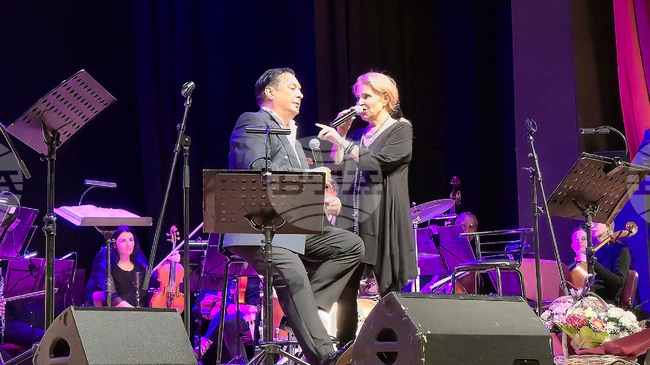 Хилда Казасян и Плевенската филхармония представиха концерт-спектакъла „Да обичаш Гершуин“ пред публика в Гоце Делчев