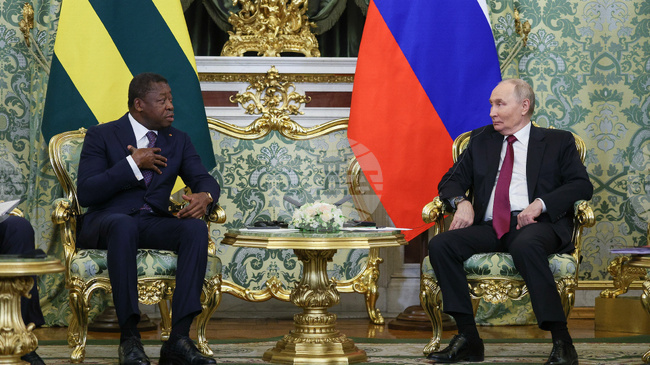 Того играе сложна дипломатическа еквилибристика между Запада и Русия