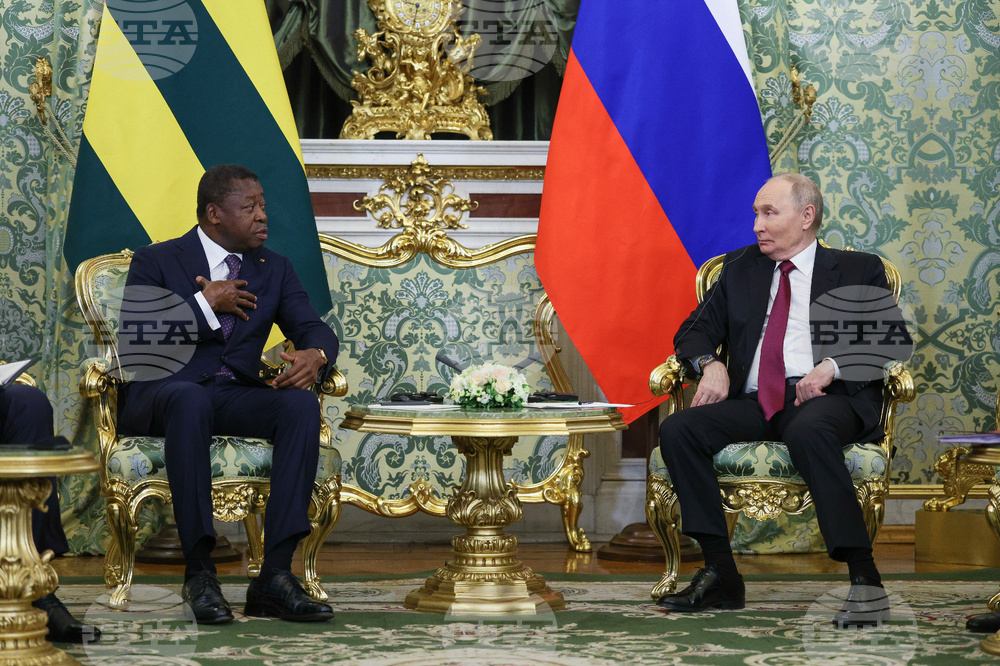 Того играе сложна дипломатическа еквилибристика между Запада и Русия