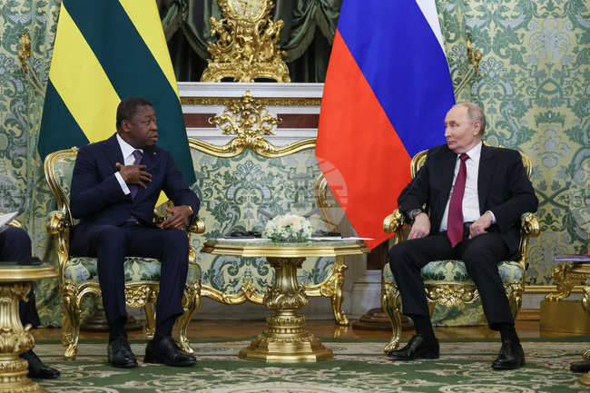 Того играе сложна дипломатическа еквилибристика между Запада и Русия