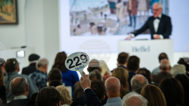 Картината „Перачки“ на Реноар бе продадена за близо 300 000 евро на търг в Париж