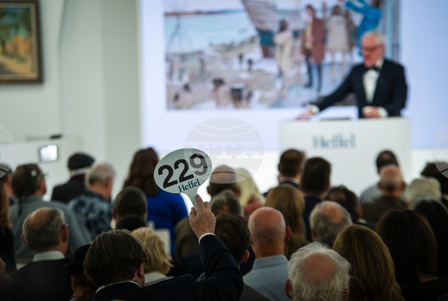 Картината „Перачки“ на Реноар бе продадена за близо 300 000 евро на търг в Париж