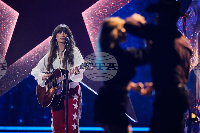 Choosin’ Texas на Ела Лангли оглавява класацията за сингли на „Билборд“ за четвърта седмица