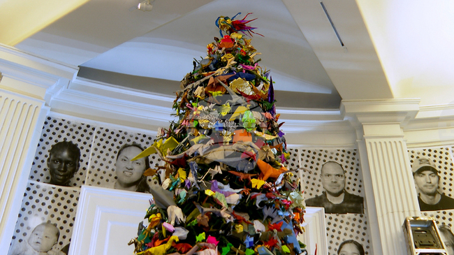 Коледно дърво с хиляди оригами ще бъде изложено в Природонаучния музей в Ню Йорк от понеделник