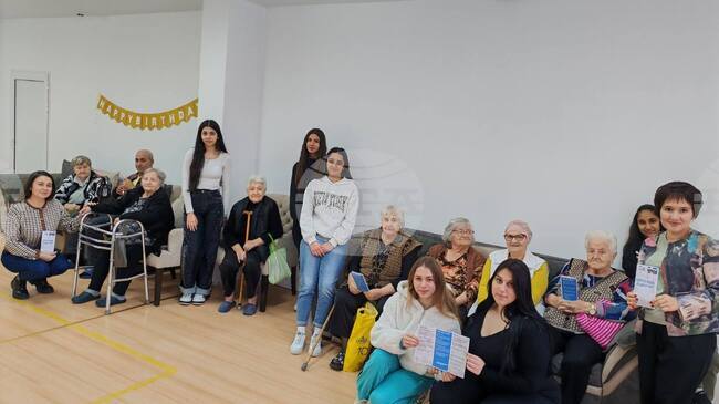 Младежи от Търговската гимназия в Свищов разказаха на възрастни хора за въвеждането на еврото в България