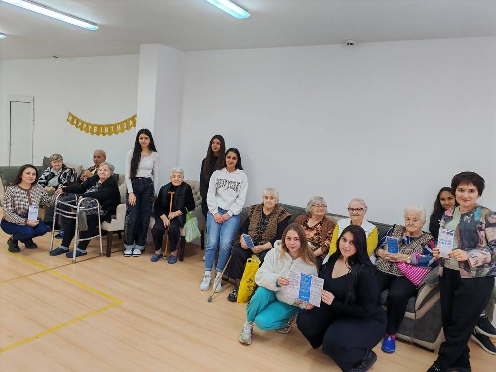 Младежи от Търговската гимназия в Свищов разказаха на възрастни хора за въвеждането на еврото в България