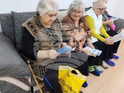 Младежи от Свищов разказаха на възрастни хора за еврото