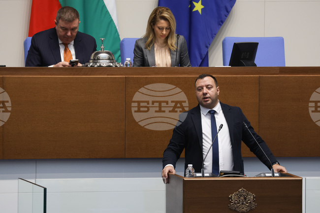 Предсрочните парламентарни избори са единственото решение за спасяване на българската демокрация, заявиха в декларация от "Възраждане"