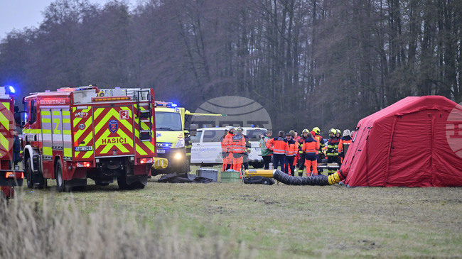 Близо 60 души са ранени при челен сблъсък на два влака в Чехия