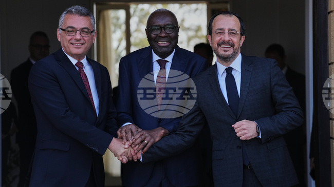 Кипърският президент и новият лидер на кипърските турци разговаряха за първи път в Никозия