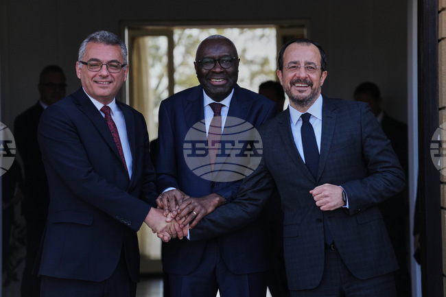 Кипърският президент и новият лидер на кипърските турци разговаряха за първи път в Никозия