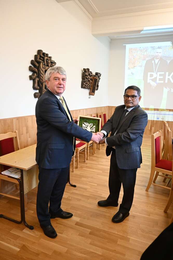 Посланикът на Република Индия посети Лесотехническия университет