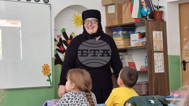 За значението на празника Въведение Богородично разказа пред първокласници в Ямбол майка Минодора от Кабиленския манастир