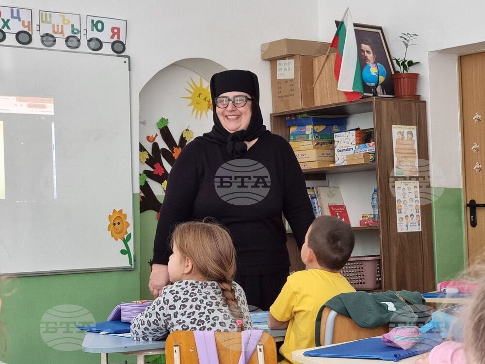 За значението на празника Въведение Богородично разказа пред първокласници в Ямбол майка Минодора от Кабиленския манастир