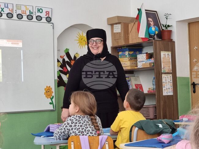 За значението на празника Въведение Богородично разказа пред първокласници в Ямбол майка Минодора от Кабиленския манастир