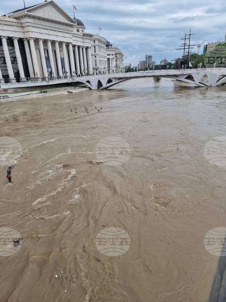 Къщи и земеделски земи в района на Ресен в Северна Македония са наводнени заради преливащи реки