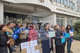Държавни служители в НСИ - протест