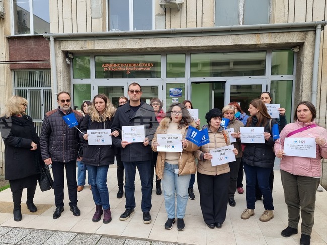 Служители на териториалното поделение на Националния статистически институт в Русе протестираха за по-високи заплати