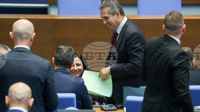 Бюджетът на НЗОК за догодина създава стабилна финансова основа, заяви здравният министър. Не са заложени реформи, коментираха опонентите 