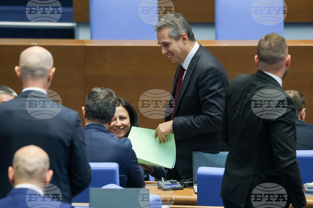 Бюджетът на НЗОК за догодина създава стабилна финансова основа, заяви здравният министър. Не са заложени реформи, коментираха опонентите 