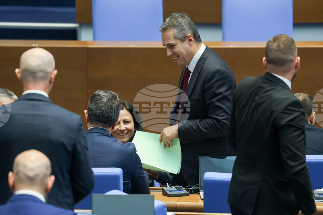 Бюджетът на НЗОК за догодина създава стабилна финансова основа, заяви здравният министър. Не са заложени реформи, коментираха опонентите 