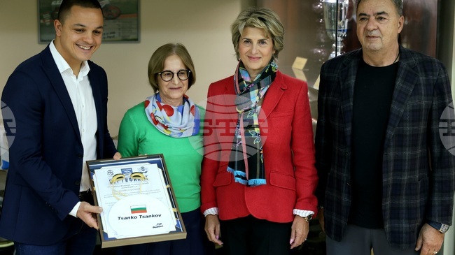 Плувецът Цанко Цанков дари на Музея на спорта плувната си шапка и очилата от 24-часовото плуване в Дунав