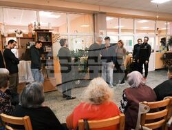 Народният театър представи „Глембаеви“ предпремиерно в дом за възрастни хора, снимка – Народен театър/ Петко Мавродиев