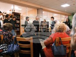 Народният театър представи „Глембаеви“ предпремиерно в дом за възрастни хора, снимка – Народен театър/ Петко Мавродиев