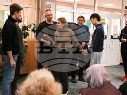 Народният театър представи „Глембаеви“ предпремиерно в дом за възрастни хора, снимка – Народен театър/ Петко Мавродиев