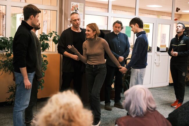 Народният театър представи „Глембаеви“ предпремиерно в дом за възрастни хора