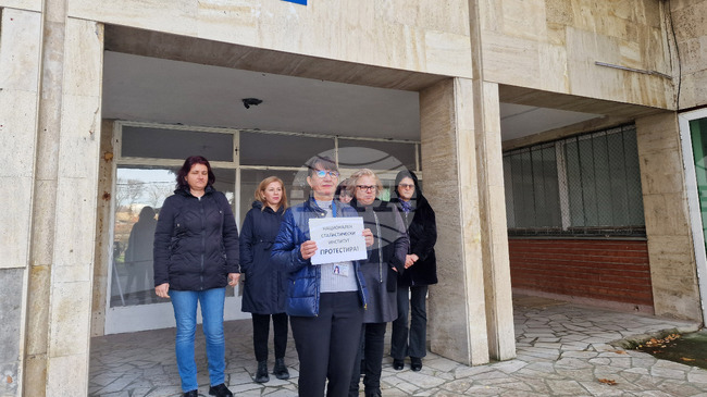Служители на отдел „Статистически изследвания - Разград“ протестираха с искане за достойно заплащане на труда им