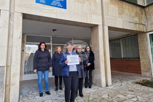 Служители на отдел „Статистически изследвания - Разград“ протестираха с искане за достойно заплащане на труда им