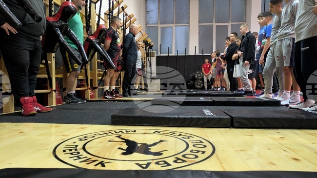 Създателят на „българската торба“ Иван Раднев заяви, че се чувства като „у дома си“ в пернишката зала по борба 