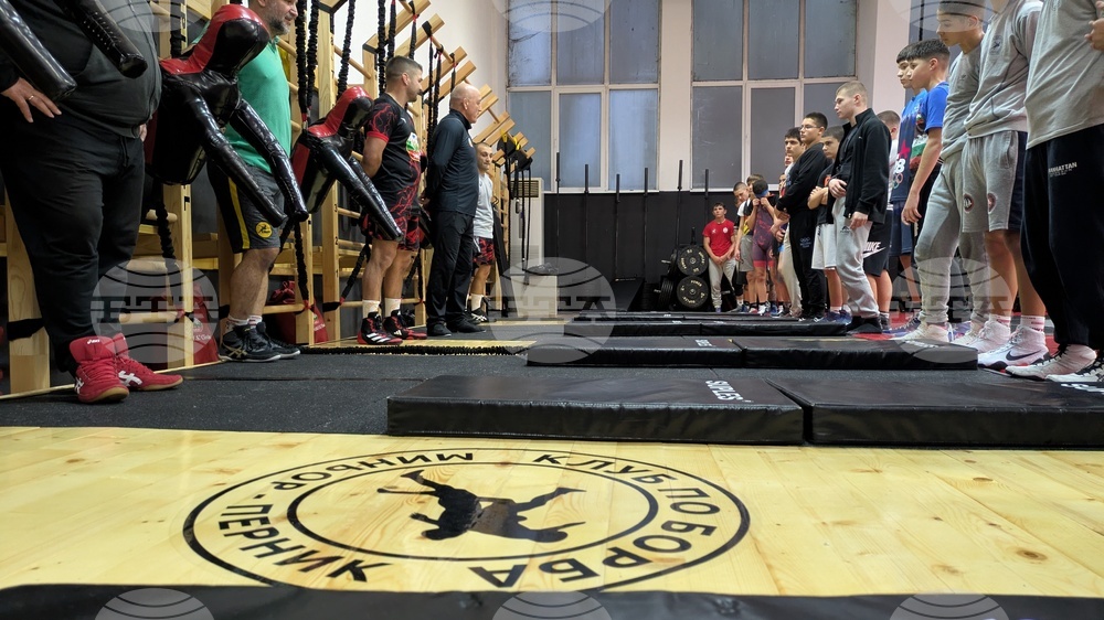 Създателят на „българската торба“ Иван Раднев заяви, че се чувства като „у дома си“ в пернишката зала по борба 