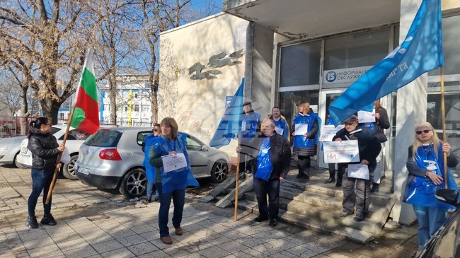 Служители на статистиката в Търговище протестират с искане за по-високи заплати и уважение към труда им