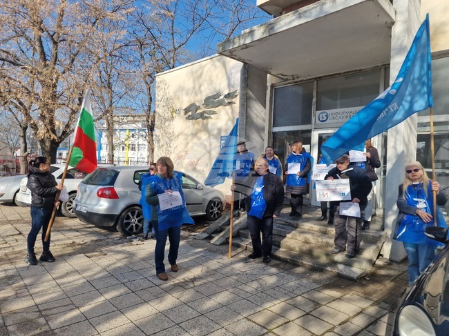 Служители на статистиката в Търговище протестират с искане за по-високи заплати и уважение към труда им