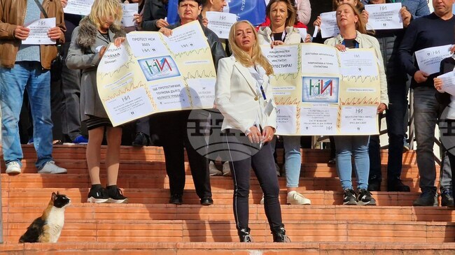 Служители на статистиката в Бургас протестират с искания за достойно заплащане и да не бъдат унижавани