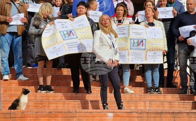 Служители на статистиката в Бургас протестират с искания за достойно заплащане и да не бъдат унижавани