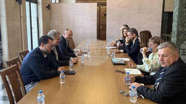 Държавата и бизнесът трябва да работят заедно за развитието на дигиталната трансформация и киберсигурността, заяви министър Валентин Мундров