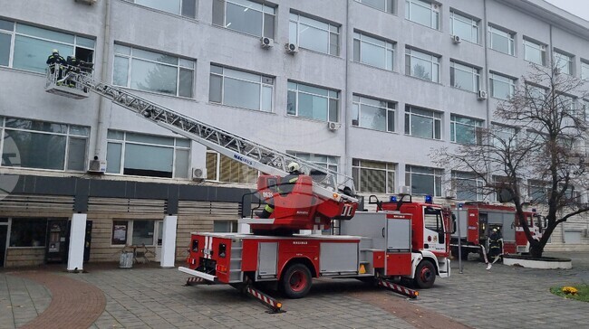 При пожаро-техническо учение в Шумен овладяха ситуация с последици от земетресение с пострадали хора 