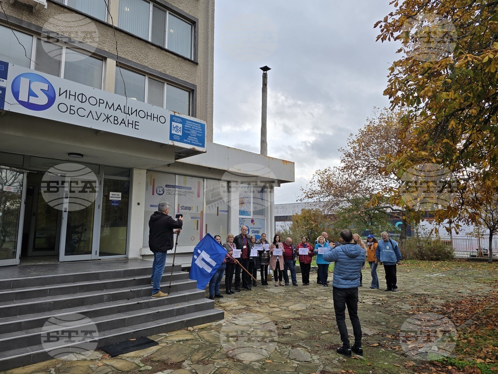 Служители на НСИ в Сливен излязоха на протест 