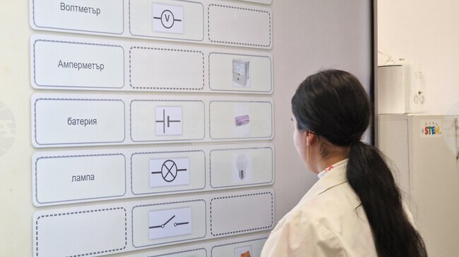 В Професионалната гимназия по фризьорство и ресторантьорство в Пазарджик беше открит STEM център по природни науки 